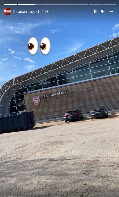 红魔还是枪手?利桑德罗-马丁内斯经纪人的车停在阿森纳基地外