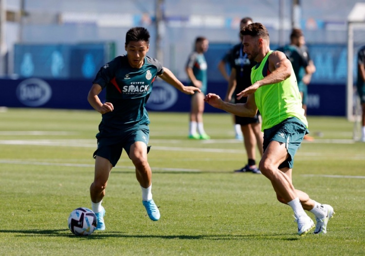 积极备战！西班牙人官博晒公开训练日照片：分组对抗，武磊出镜