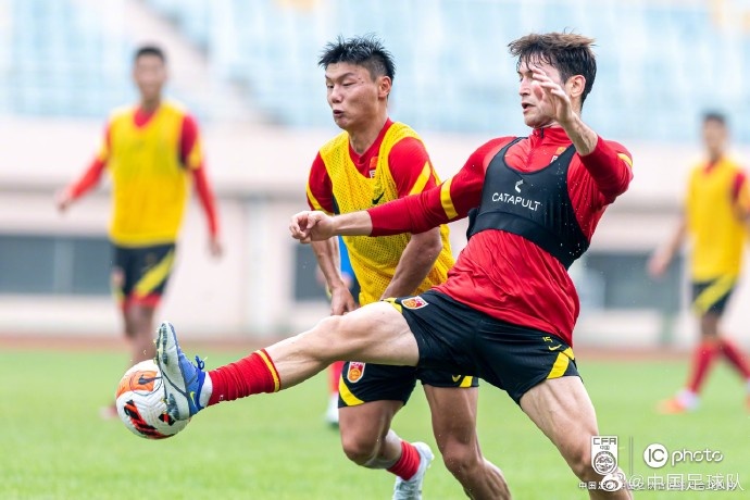 国足选拔队进行了赴日本前的最后一练,牛梓屹因伤无缘东亚杯