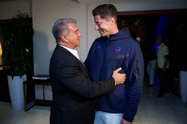 巴萨哪来的现金买莱万?他们把未来25年的钱先花了