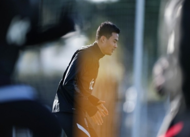 韩媒:朴志洙已通过出境许可,于20日上午前往日本参加东亚杯