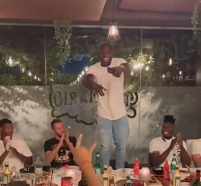 小平头啤酒肚,叫我歌神卢卡库?国米聚会卢卡库站在椅子上高歌