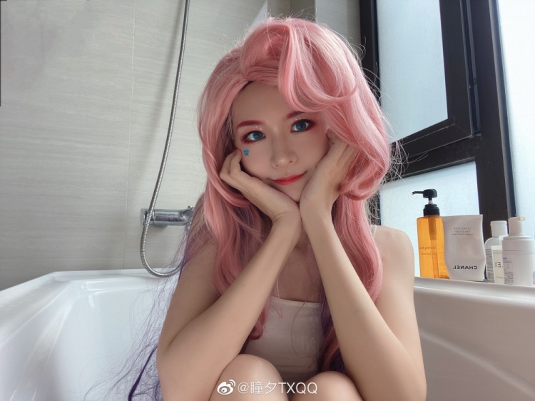 瞳夕晒照:这是新版本的萨勒芬妮吧~