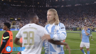 一头秀发?赛后哈兰德来到场地内谢场