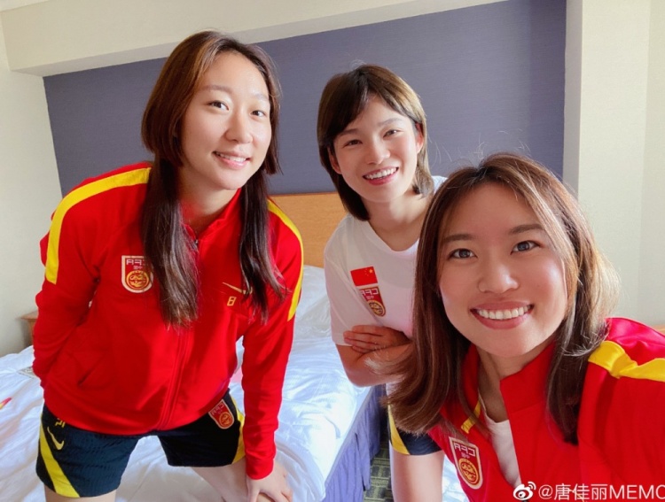 唐佳丽晒照为女足打气:大家明天也要继续加油哇!最后一场了,冲