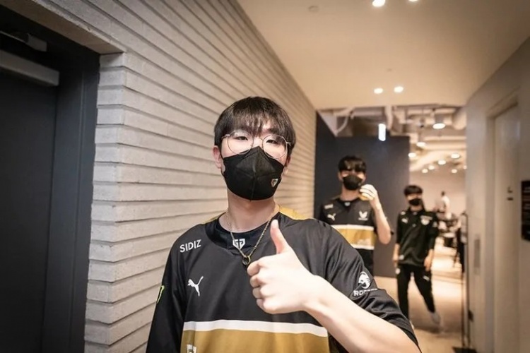 GEN.Ruler:1打3那波当时对手装备还未成型 而我已经三件套了