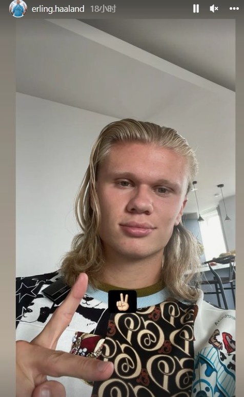 不清秀的话还是挺帅的??哈兰德晒自拍:一头金色秀发+比2手势