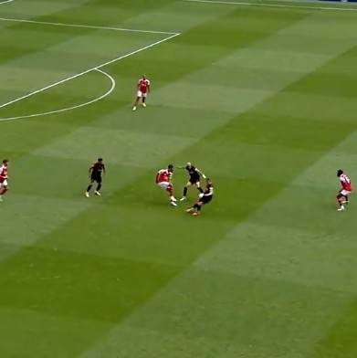 运筹帷幄、闪转腾挪！萨利巴面对三人包夹将球稳稳传出