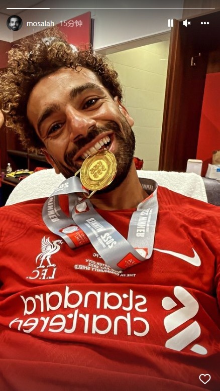 笑容满面！赛后萨拉赫晒自拍咬奖牌