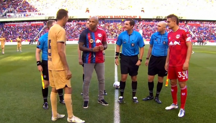 巴萨&纽约红牛名宿!亨利穿两队拼接球衣参与抛硬币选边