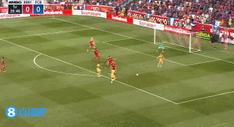 登贝莱与拉菲尼亚连续配合后将球打进，巴萨1-0领先纽约红牛！