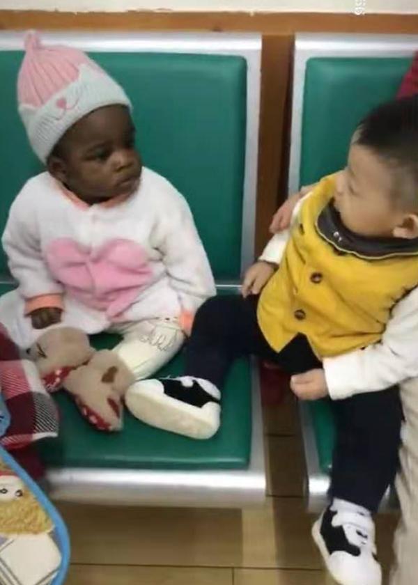 宝宝第一次见非洲小朋友,“怀疑”的眼神笑翻网友:我是谁,我在哪?