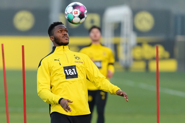 记者:国米和罗马都在追求扎加杜,希望免签这位23岁的法国中卫