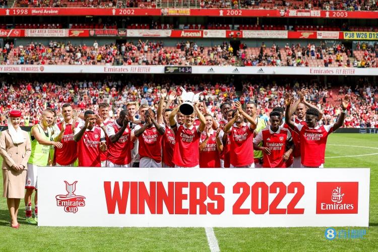 ?捧杯时刻!队长厄德高举起酋长杯!枪手队史第6次夺冠