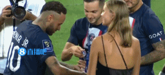 特别的“颁奖嘉宾”，内马尔为队友戴上冠军奖牌