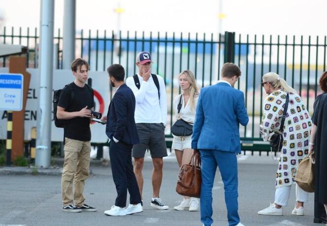 乘坐私人航班飞往米兰,德凯特莱尔携家人抵达布鲁塞尔机场