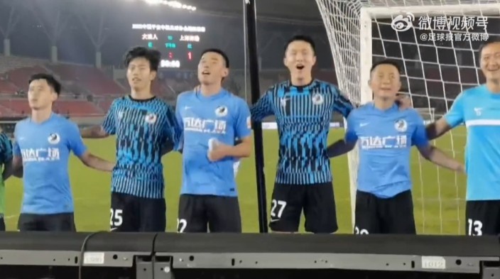 时隔三年!大连人全队赛后谢场,与看台球迷一同高歌起舞