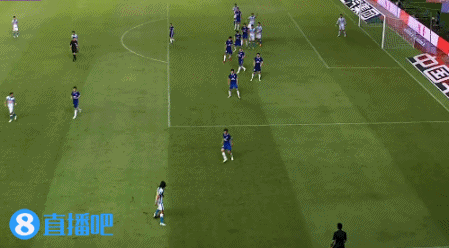 广州城半场结束前边路传中,弋腾离谱头球顶偏错失破门