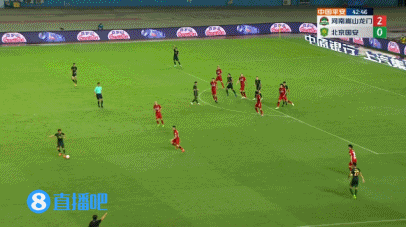 拼起来自己人都铲!杨帅积极滑铲解围,误伤队友赵宏略