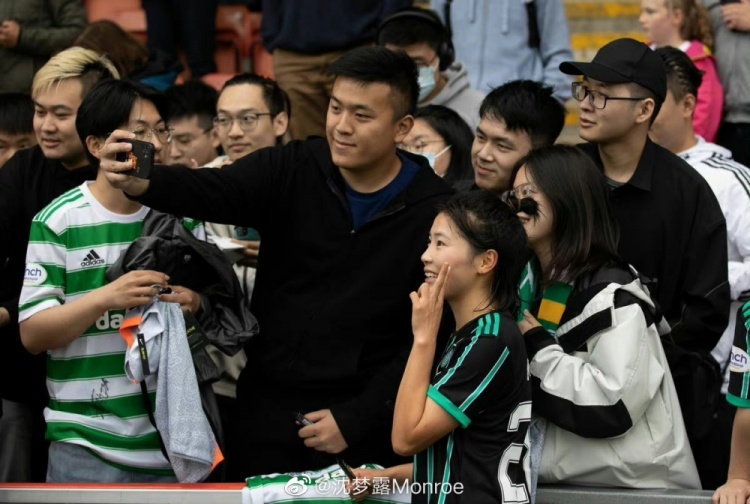 沈梦露晒与球迷合影庆祝代表凯尔特人出战:拥有了首秀!开心