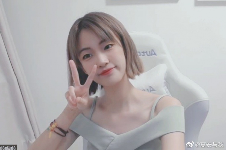 主持夏安晒照:准备认真工作的我