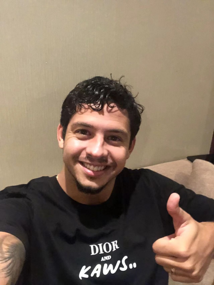 广州城官博晒照吉列尔梅入境中国 球迷:真大腿回来了