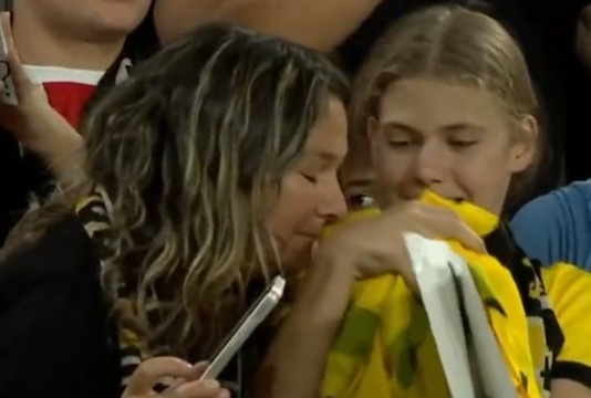 ???一女球迷当众闻起贝林厄姆送的球衣,表情难以言语