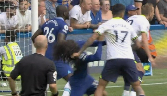 记者嘲讽英超犯规恶劣程度：吐口水＞咬人＞肘击＞＞＞＞＞扯头发