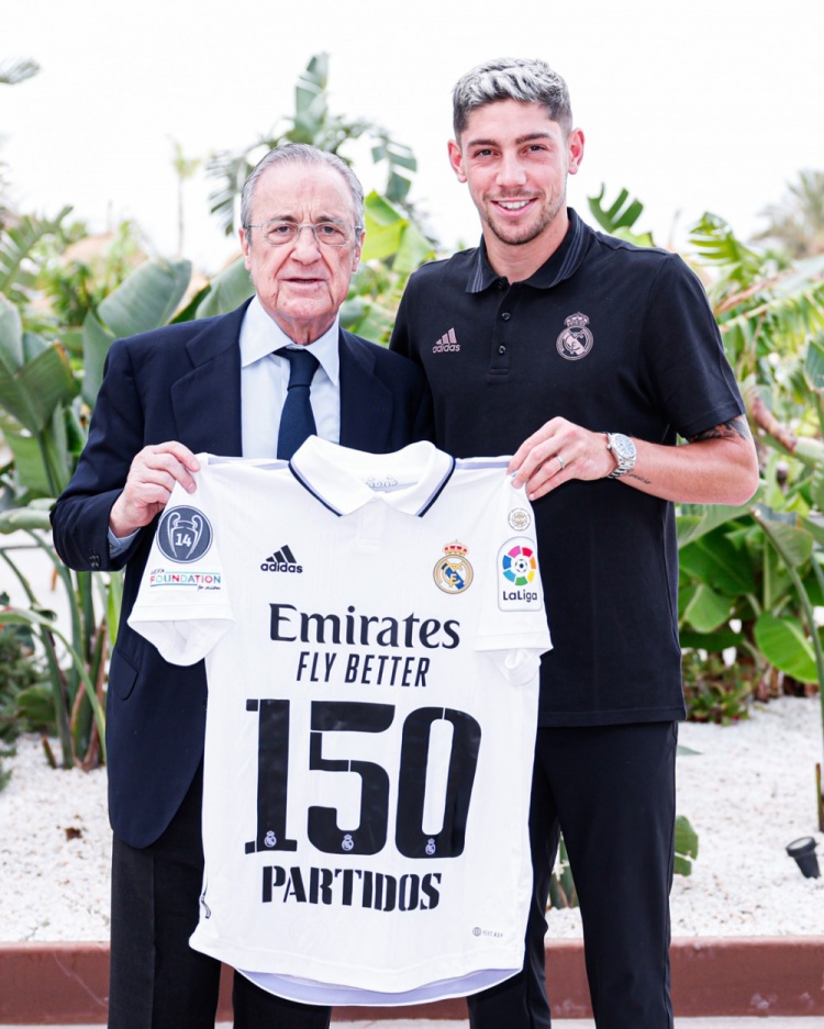 皇马生涯150场里程碑!巴尔韦德获赠纪念球衣&与老佛爷合影
