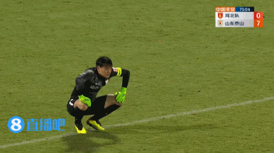 冰火两极?山东门将王大雷蹲地休息,河北主帅金钟夫双目无神