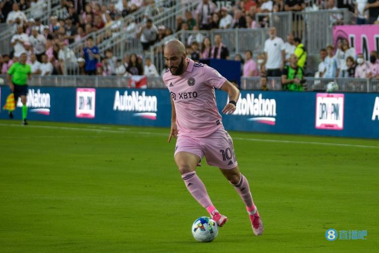 伊瓜因:我的职业生涯没有遗憾之事 不觉得和梅罗一起踢球有压力