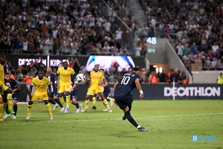 完美弧线！内马尔任意球世界波直挂死角