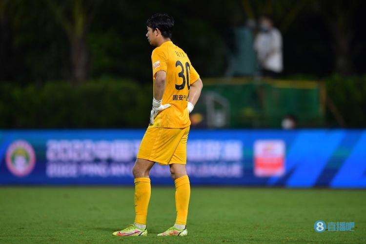 手滑!河北队门将鲍亚雄连续两场送礼,场面如出一辙