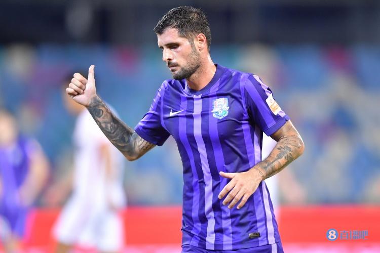 记者赞梅里达：赛后不断安慰大家，体能耗尽还主动帮队务收拾现场