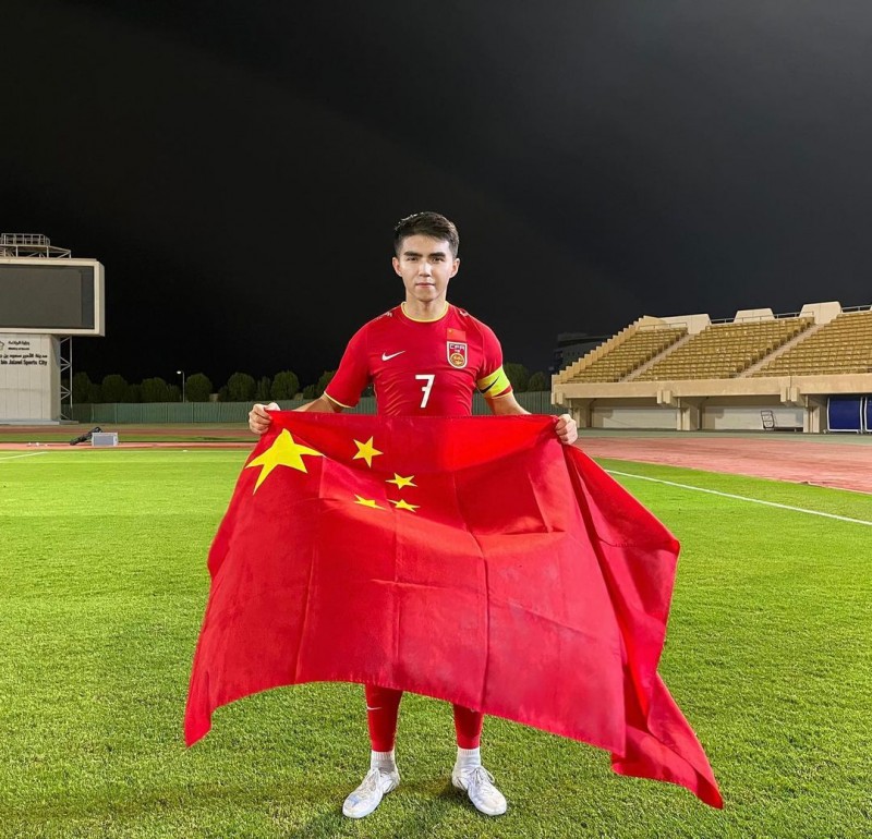 艾菲尔丁手持国旗庆祝国青出线:晋级正赛