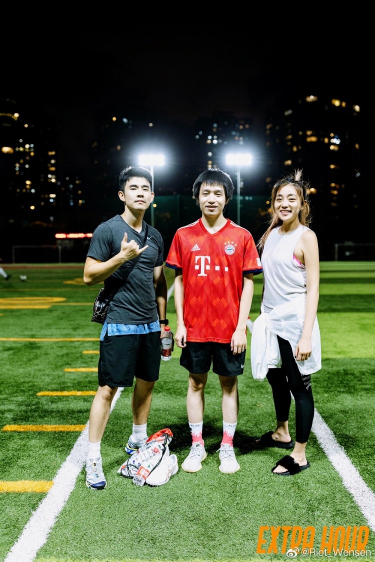 拳头中国区负责人晒与厂长踢球照片：晚风