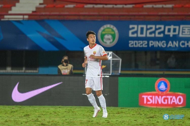 东体:有河南球迷拿着西班牙人球衣,守候武磊、巴尔加斯