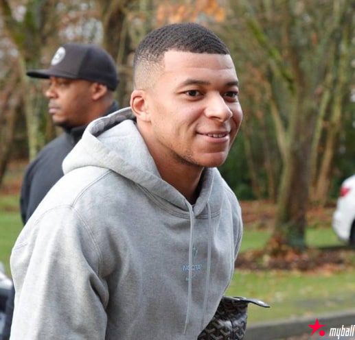 迈博体育 姆总上班!姆巴佩坐保姆车回巴黎训练,放弃休假