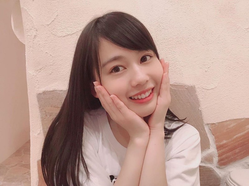 日本格鬥節目驚見「超萌舉牌正妹」水嫩感無敵　繽紛「櫻桃小嘴」讓人超想親下去