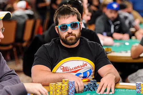 【EV扑克】教学:遇到这种有牌就all in的对手,你应该……