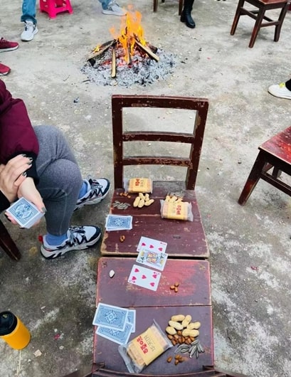 【EV扑克】想跟朋友玩德州却苦无筹码?来学学如何废物利用!