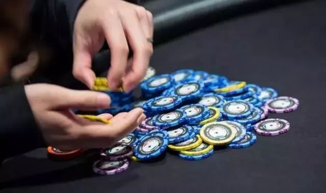 【EV扑克】牌局分析:在多人底池的翻牌圈听牌后,该怎么游戏?