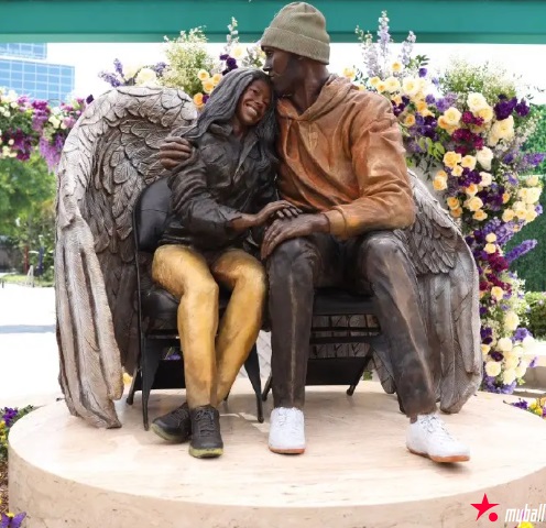 大发体育-科比第二座雕像揭幕 还原场边拥抱亲吻Gigi,大发助力你的致富之路!