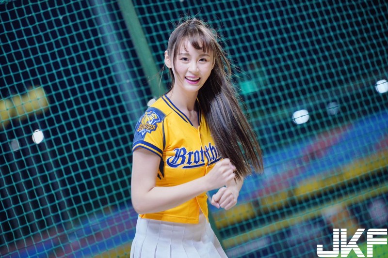 自爆26歲還「沒有過經驗」　兄弟「爆乳啦啦隊長」乳搖激凸豁出去