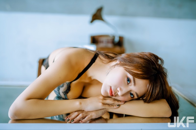 巨乳來襲！JKF感謝祭辣模「樂樂」惹火出演，壓乳翹臀盡在純情與慾望之間！