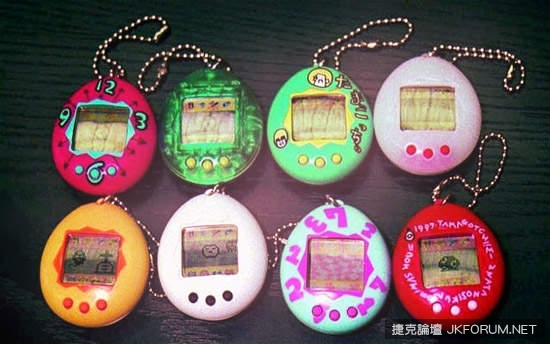 海外神秘時尚？奧蘭多布魯身上掛著電子雞裝飾！