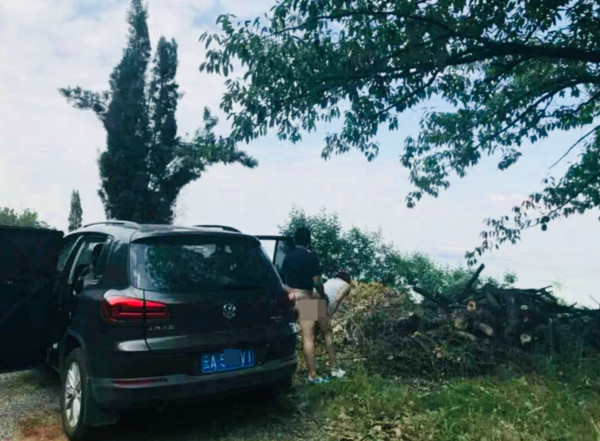 野外激情！離婚人妻偷啪黑衣男　「90度交纏」辣照流出…網友狂敲碗