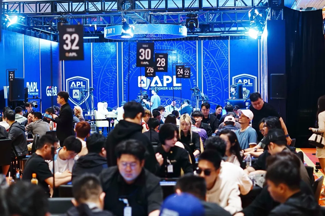 【EV扑克】APL济州岛|续写高光!主赛狂卷1192人次参赛余172位选手挺进Day2,明日竞逐更高目标!徐杰明加冕系列赛双冠王