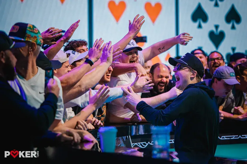 【EV扑克】22岁黑马手握1.94亿筹码断层领跑2026WSOP主赛决赛9人桌