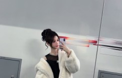 【沙巴娱乐】宝刀不老！小悠珊珊晒照：补个昨天前天的上班图～大家都辛苦啦～